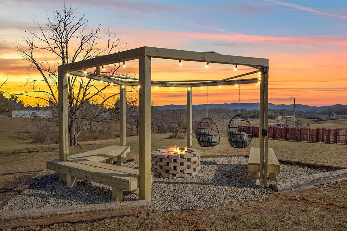 Relax around the firepit with drinks, make some s'mores or just relax with friends and family discussing all of the fun from your trip to Downtown Asheville!